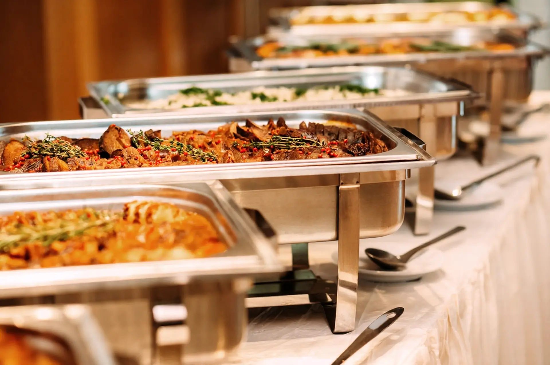 High-quality ceramic dinnerware and luxury chinaware for hotel OS&E in China.