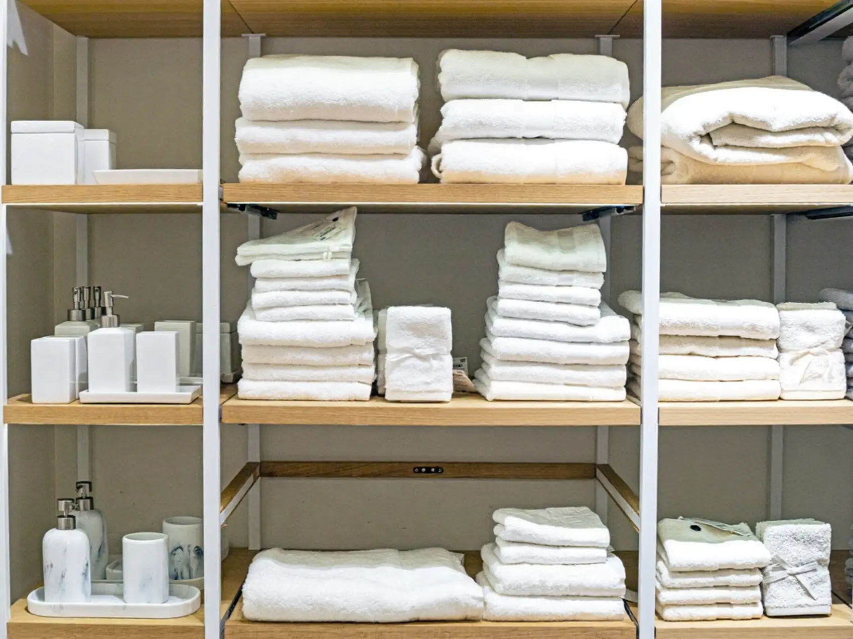 Premium China OS&E Bathroom Collection – White Linen and Amenities Neatly organized white luxury hotel towels and bathroom accessories from a China OS&E supplier.