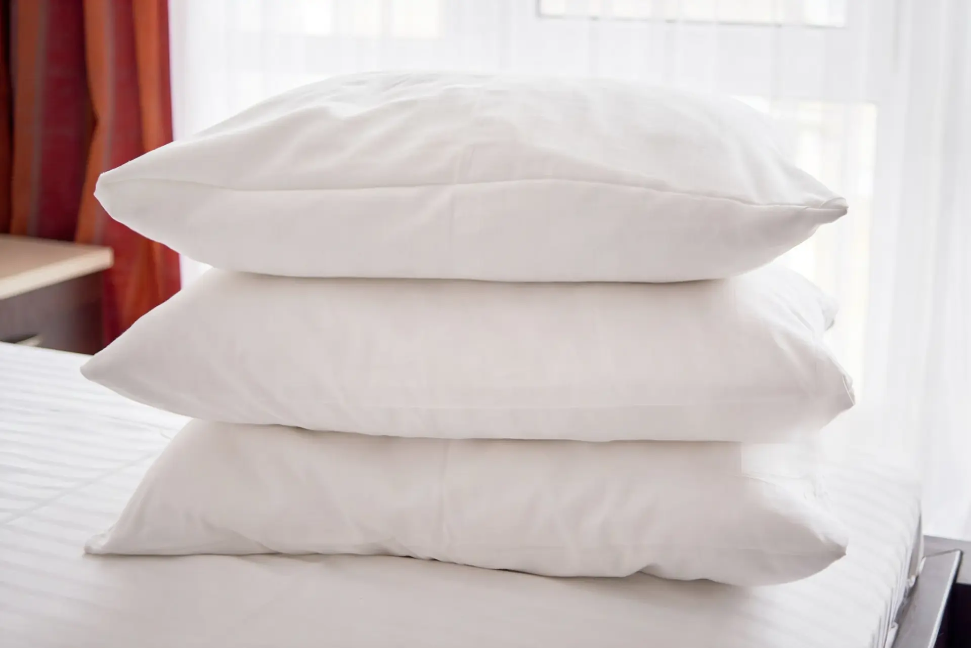 Premium OS&E China Hospitality Bedding – Luxury Hotel Pillows. A stack of three plush white hotel pillows representing high-quality OS&E China bedding and linen supplies.